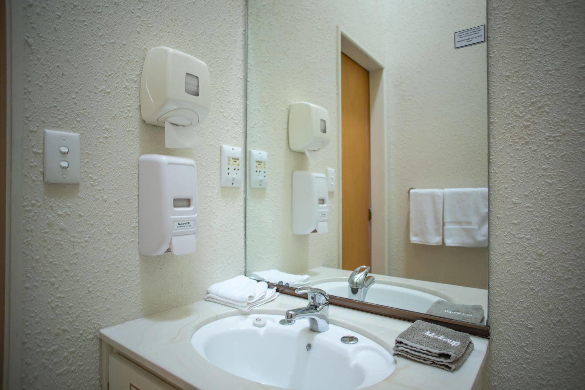 Bennetts Thermal Motor Inn Тауранга Екстер'єр фото