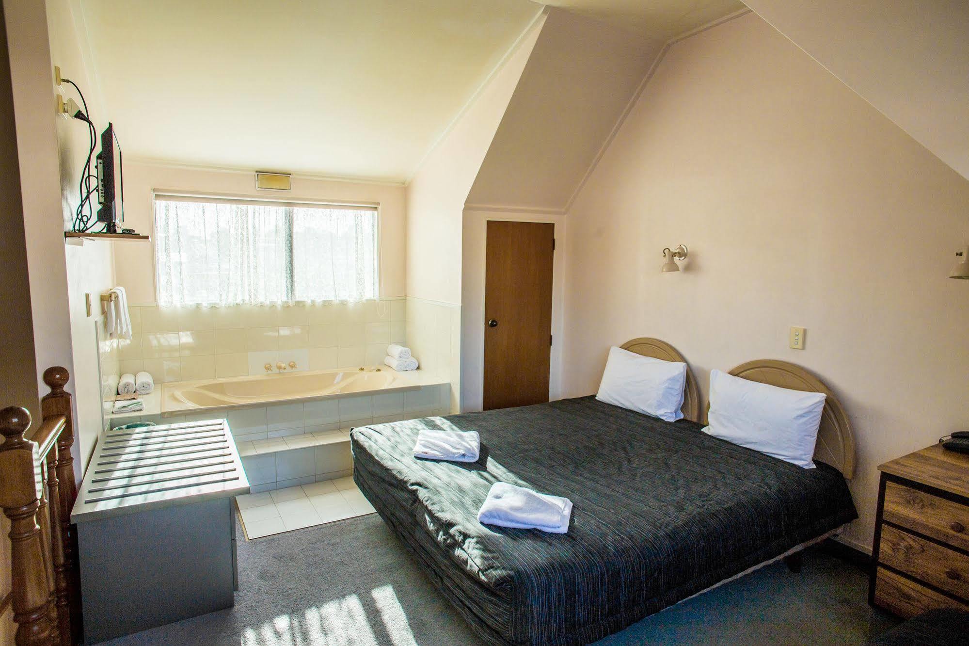 Bennetts Thermal Motor Inn Тауранга Екстер'єр фото