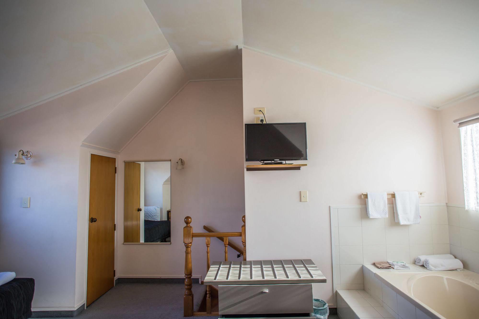 Bennetts Thermal Motor Inn Тауранга Екстер'єр фото